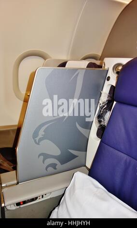 Premium-Sitze in der Business Class-Kabine eines Flugzeugs von Gulf Air (GF), die nationale Fluggesellschaft von Bahrain. Stockfoto