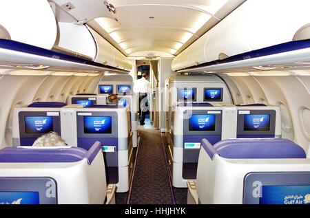 Premium-Sitze in der Business Class-Kabine eines Flugzeugs von Gulf Air (GF), die nationale Fluggesellschaft von Bahrain. Stockfoto