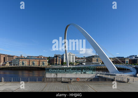 Millennium Bridge ist eine Fußgängerbrücke über den Fluss Tyne in Newcastle, England. Stockfoto