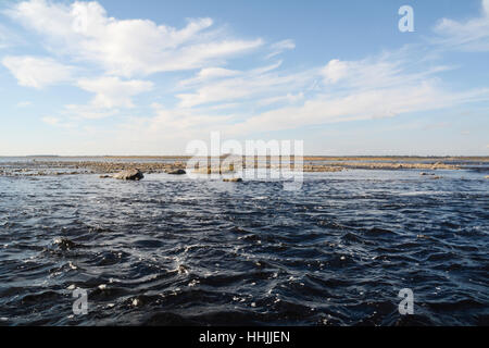 Das Ufer des Moose River fließt nördlich durch den borealen Wald in Richtung James Bay, in der Nähe von Moosonee, Nord Ontario, Kanada. Stockfoto