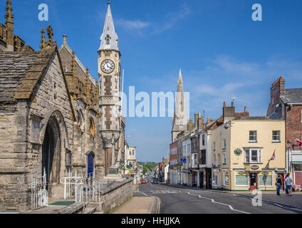 Großbritannien, Dorset, Dorcheste, Blick auf die hohen West Street mit dem Portal der Sankt-Peter Kirche, der Corn Exchange Stockfoto