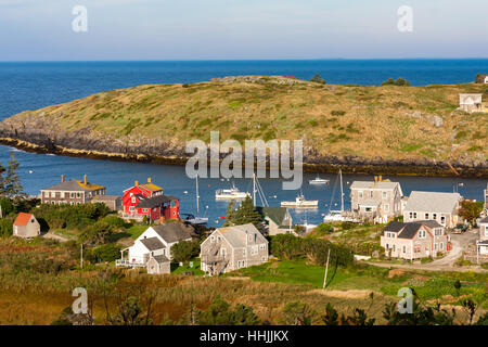 Blick auf Monhegan Island in Maine mit Manana Island im Hintergrund. Stockfoto