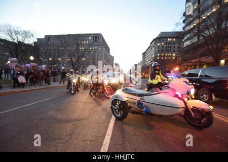 Washington, USA. 19. Januar 2017. Black lebt Angelegenheit & stoppen Masse Inhaftierungen Netzwerkmitglieder protestieren die morgige Einweihung. Einen Tag vor Donald Trump ist der 45. Präsident der Vereinigten Staaten eingeweiht werden abstammen Tausende von Menschen nach Washington, D.C. Viele waren Trumpf-Fans, die Karten für die Einweihung ansehen hatte, andere warteten auf der Linie durch das Lincoln Memorial, die Gratis-Konzert von Country-Sänger Toby Keith zu sehen. Mehrere Gruppen, einschließlich Code-Pink, Anarchisten, Black lebt Angelegenheit & stoppen Masse Inhaftierung Network, waren auch auf der Hand an verschiedenen Punkten in der Stockfoto