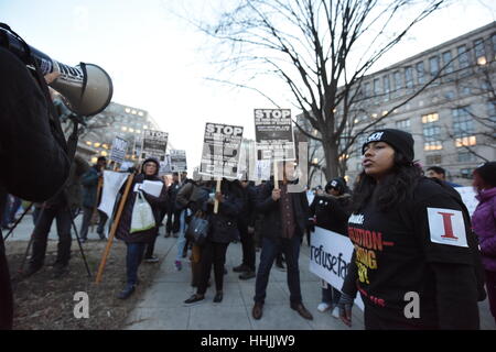Washington, USA. 19. Januar 2017. Black lebt Angelegenheit & stoppen Masse Inhaftierungen Netzwerkmitglieder protestieren die morgige Einweihung. Einen Tag vor Donald Trump ist der 45. Präsident der Vereinigten Staaten eingeweiht werden abstammen Tausende von Menschen nach Washington, D.C. Viele waren Trumpf-Fans, die Karten für die Einweihung ansehen hatte, andere warteten auf der Linie durch das Lincoln Memorial, die Gratis-Konzert von Country-Sänger Toby Keith zu sehen. Mehrere Gruppen, einschließlich Code-Pink, Anarchisten, Black lebt Angelegenheit & stoppen Masse Inhaftierung Network, waren auch auf der Hand an verschiedenen Punkten in der Stockfoto