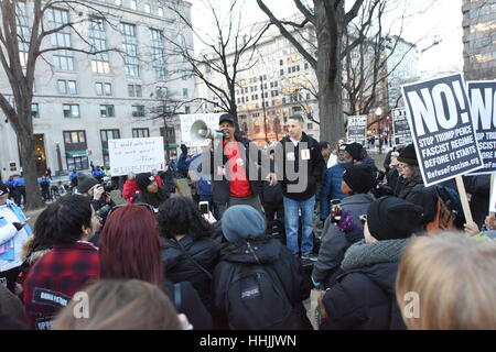 Washington, USA. 19. Januar 2017. Black lebt Angelegenheit & stoppen Masse Inhaftierungen Netzwerkmitglieder protestieren die morgige Einweihung. Einen Tag vor Donald Trump ist der 45. Präsident der Vereinigten Staaten eingeweiht werden abstammen Tausende von Menschen nach Washington, D.C. Viele waren Trumpf-Fans, die Karten für die Einweihung ansehen hatte, andere warteten auf der Linie durch das Lincoln Memorial, die Gratis-Konzert von Country-Sänger Toby Keith zu sehen. Mehrere Gruppen, einschließlich Code-Pink, Anarchisten, Black lebt Angelegenheit & stoppen Masse Inhaftierung Network, waren auch auf der Hand an verschiedenen Punkten in der Stockfoto
