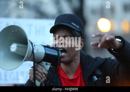 Washington, USA. 19. Januar 2017. Black lebt Angelegenheit & stoppen Masse Inhaftierungen Netzwerkmitglieder protestieren die morgige Einweihung. Einen Tag vor Donald Trump ist der 45. Präsident der Vereinigten Staaten eingeweiht werden abstammen Tausende von Menschen nach Washington, D.C. Viele waren Trumpf-Fans, die Karten für die Einweihung ansehen hatte, andere warteten auf der Linie durch das Lincoln Memorial, die Gratis-Konzert von Country-Sänger Toby Keith zu sehen. Mehrere Gruppen, einschließlich Code-Pink, Anarchisten, Black lebt Angelegenheit & stoppen Masse Inhaftierung Network, waren auch auf der Hand an verschiedenen Punkten in der Stockfoto