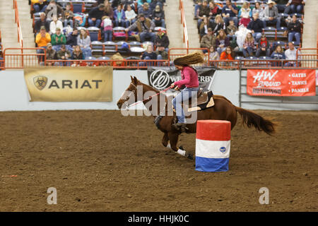 Eine junge Cowgirl konkurriert in der High School Faßlaufen Event auf dem Bauernhof zeigen Complex in Harrisburg, Pennsylvania. Stockfoto