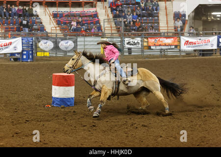 Eine junge Cowgirl konkurriert in der High School Faßlaufen Event auf dem Bauernhof zeigen Complex in Harrisburg, Pennsylvania. Stockfoto