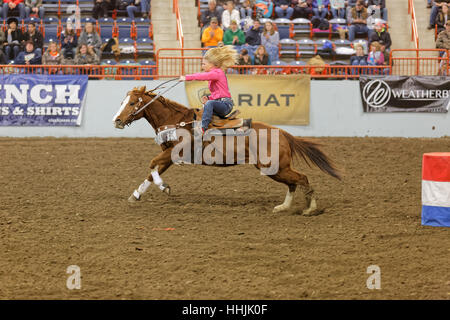 Eine junge Cowgirl konkurriert in der High School Faßlaufen Event auf dem Bauernhof zeigen Complex in Harrisburg, Pennsylvania. Stockfoto