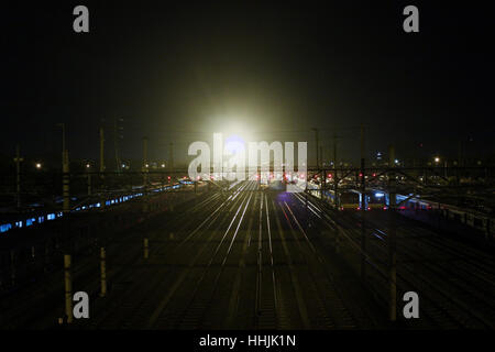 Jakarta, Indonesien. 19. Januar 2017. Luftaufnahme der Flotte von Jakarta Pendler Linie Zug Züge Depot Depok Station, Depok, West-Java. Die indonesische nationale Eisenbahngesellschaft, PT Kereta Api Indonesia - Jakarta s Line (PT KAI-KCJ), projiziert Wachstum in der Zahl der Passagiere Jakarta Pendler Linie 4,19 % betrug, oder 11,7 Millionen Menschen im Jahr 2017, von den vorherigen 280,58 Millionen Passagieren im Jahr 2016 wurde 202,34 Millionen Passagiere bis zum Ende dieses Jahres. Bildnachweis: Pazifische Presse/Alamy Live-Nachrichten Stockfoto