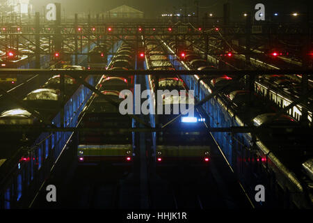 Jakarta, Indonesien. 19. Januar 2017. Luftaufnahme der Flotte von Jakarta Pendler Linie Zug Züge Depot Depok Station, Depok, West-Java. Die indonesische nationale Eisenbahngesellschaft, PT Kereta Api Indonesia - Jakarta s Line (PT KAI-KCJ), projiziert Wachstum in der Zahl der Passagiere Jakarta Pendler Linie 4,19 % betrug, oder 11,7 Millionen Menschen im Jahr 2017, von den vorherigen 280,58 Millionen Passagieren im Jahr 2016 wurde 202,34 Millionen Passagiere bis zum Ende dieses Jahres. Bildnachweis: Pazifische Presse/Alamy Live-Nachrichten Stockfoto