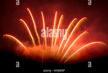 Feuerwerk vor einem dunklen Hintergrund Stockfoto