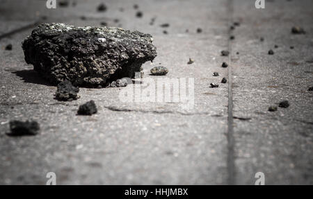 Rissigen Asphalt Stücke Hintergrund. Konzept-Bild. Defokussierten unscharfen Hintergrund. Stockfoto