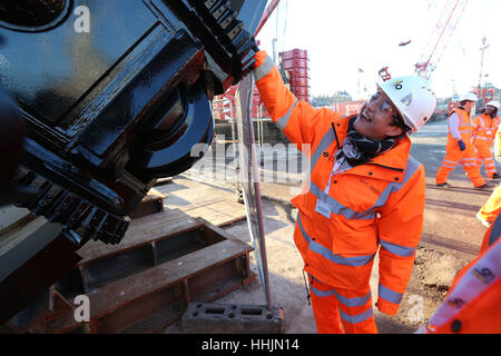 Stellvertretende Bürgermeisterin für Transport Val Shawcross mit eines der beiden Tunnelbohrmaschinen in Battersea bei ihrer Enthüllung, die zwei Tunnel für die Northern Line-Verlängerung von Kennington auf Battersea Graben werden. Stockfoto