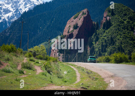 Fahren Sie in Richtung Jeti-Ögüz Felsen oder sieben Bullen, berühmten Felsformation des Issyk-Kul Region, Madeof Sandstein, in der Nähe von Karakol Stockfoto