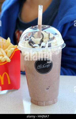 Nahaufnahme von McDonalds Schoko Frappe und Kartoffelchips in McDonald's Melbourne Victoria Australien Stockfoto