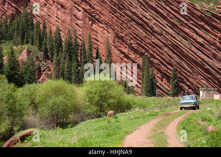 Wandern über Jeti-Ögüz Felsen oder sieben Bullen, berühmten Felsformation des Issyk-Kul Region, hergestellt aus Sandstein, in der Nähe von Karakol Stockfoto