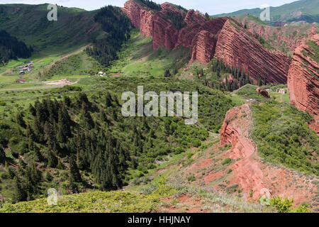 Wandern über Jeti-Ögüz Felsen oder sieben Bullen, berühmten Felsformation des Issyk-Kul Region, hergestellt aus Sandstein, in der Nähe von Karakol Stockfoto