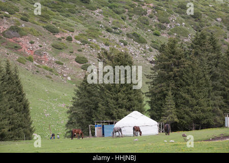 Aufbau der Jurte für den Sommer am Rande des Tien Shan Gebirges, parkte ein Lada Riva schließen, Karakol in Kirgisistan Stockfoto