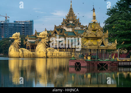 Karaweik Palace am Kandawgyi See in Yangon oder Rangun, Myanmar, Asien Stockfoto