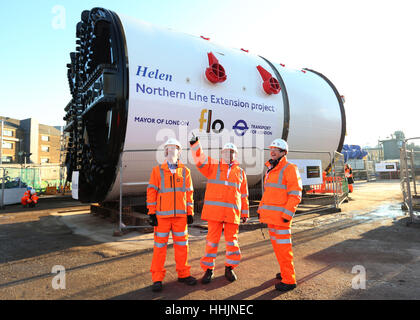 (Von links nach rechts) Mark Wild, Geschäftsführer der Londoner U-Bahn, der Vorsitzende des Stadtrats von Wandsworth, Ravi Govindia, und der stellvertretende Bürgermeister von Val Shawcross, stehen bei einem Besuch des Northern Line Extension Site, Battersea, London, vor der 'Helen', einer von zwei neuen Bohrmaschinen. Stockfoto