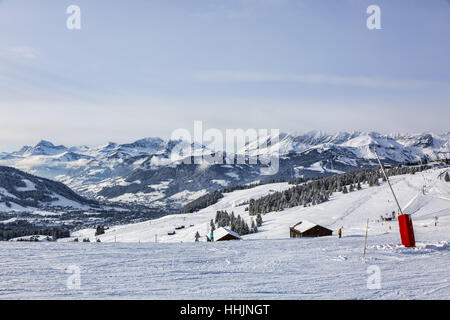 Leere Skigebiet befindet sich in großer Höhe in den Alpen im Beaufortain massiv in Haute-Savoie in der Nähe von Mont Blanc. In der Ferne kann gesehene Chaine des A Stockfoto