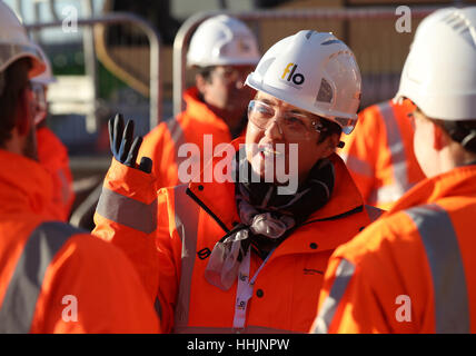 Stellvertretende Bürgermeister für Transport Val Shawcross besucht die Northern Line Extension Site, Battersea, London. Stockfoto