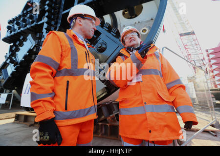 Stellvertretende Bürgermeister für Transport Val Shawcross (rechts) und London Underground Geschäftsführer Mark wilde stehen vor "Helen", eine der zwei neuen Vortriebsmaschinen, während eines Besuchs die Northern Line Extension Site, Battersea, London. Stockfoto