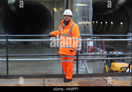 Stellvertretende Bürgermeister für Transport Val Shawcross steht zwischen den in nördlicher Richtung Tunnel (links) und südlicher Richtung Tunnel (rechts) beim Eintritt in der Crossovers-box an der Northern Line Extension Site, Battersea, London. Stockfoto