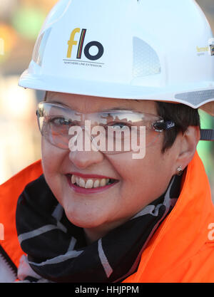 Stellvertretende Bürgermeister für Transport Val Shawcross besucht die Northern Line Extension Site, Battersea, London. Stockfoto