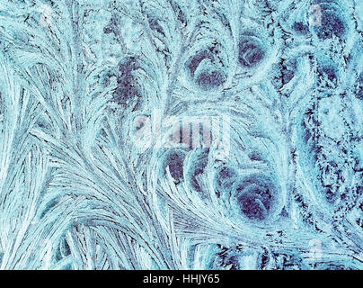 Schöne glänzende frostigen Muster auf Glas in Form von pelzigen Zweige und Federn Stockfoto