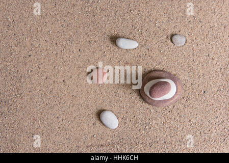 Zen Garten Sand Wellen und Felsen Skulpturen Stockfoto