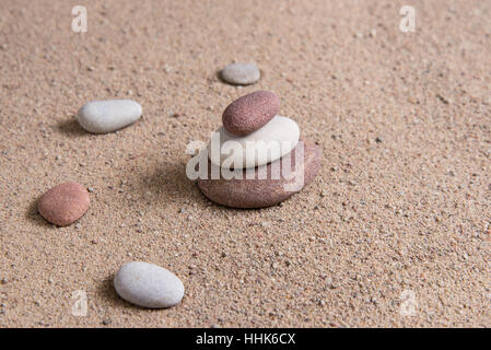 Zen Garten Sand Wellen und Felsen Skulpturen Stockfoto