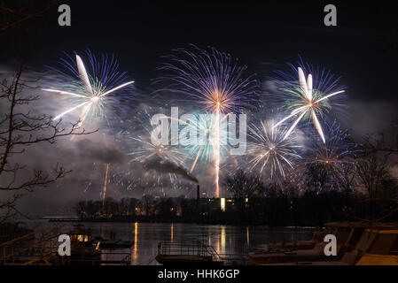 Buntes Feuerwerk in verschiedenen Farben über Nachthimmel Stockfoto