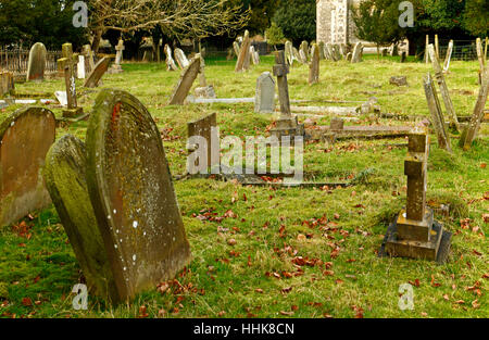 Ein Blick auf Grabsteine auf dem Friedhof der Pfarrkirche am North Elmham, Norfolk, England, Vereinigtes Königreich. Stockfoto