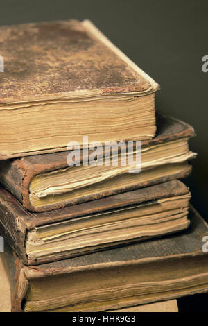 Detail-Studio-Fotografie zeigt einen Stapel von historischen Büchern Stockfoto