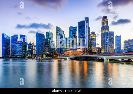 Singapur, Singapur. Skyline im Marina Bay. Stockfoto