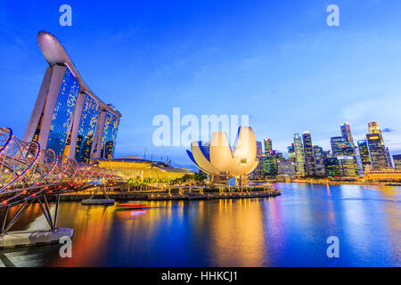 Singapur, Singapur - Januar 7, Skyline von Singapur und Blick auf die Marina Bay in der Dämmerung. Stockfoto