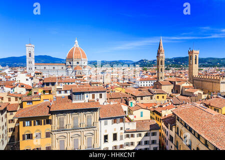 Florenz, Italien. Palazzo Bargello Tower, Badia Fiorentina Glockenturm und die Kathedrale mit der Kuppel von Brunelleschi. Stockfoto