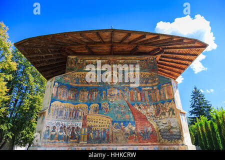 Das Kloster Voronet, Bukowina, Rumänien. Das jüngste Gericht, auf das äußere der Kirche gemalt. Stockfoto