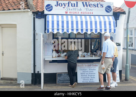 Kunden, die Schlange für die Lebensmittel vor freudiger West Schalentiere Bar in Sheringham, Norfolk, England Stockfoto