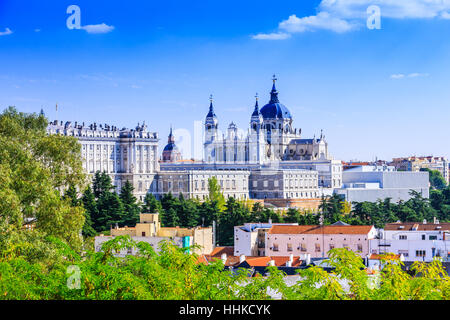 Madrid, Spanien. Santa Maria la Real De La Almudena-Kathedrale und dem Königspalast. Stockfoto