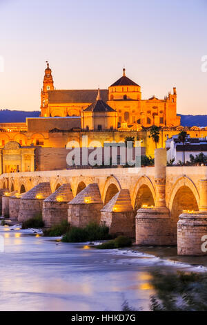 Córdoba, Spanien. Römische Brücke und Mezquita. Stockfoto