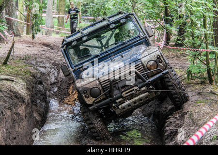 Blau 4 x 4 Land Rover Defender 90 während schlammigen 4 x 4 Offroad-challenge Stockfoto