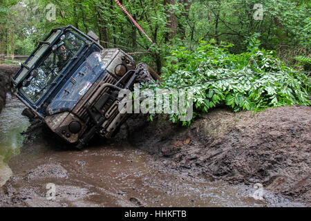 Blau, 4 x 4 Land Rover Defender 90 Windenbetrieb während einer schlammigen Offroad-challenge Stockfoto