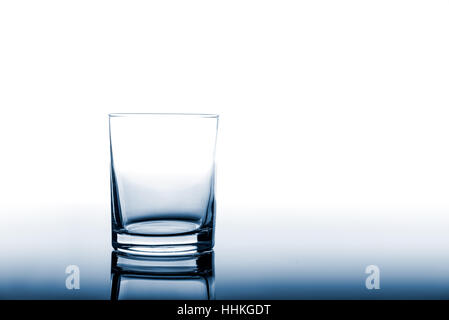 Leeres Glas auf dem Tisch. Leere Konzept. Stockfoto
