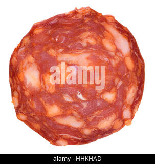 Scheibe Salami hautnah. Isoliert auf weißem Hintergrund Stockfoto