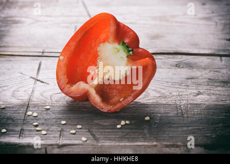 süße rote Paprika auf einem Holztisch Stockfoto