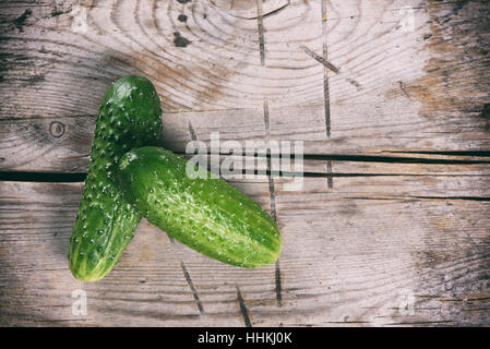 zwei frische Gurken auf Holztisch. Ansicht von oben Stockfoto
