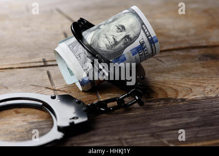 Geld in Handschellen. Uns-Dollar Währung. Sicherheitskonzept Stockfoto